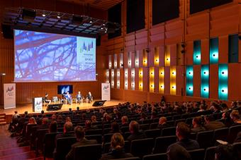 Korundin esiintymislava ja yleisöä edellisessä Rovaniemi Arctic Spirit konferenssissa.