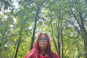 Riikka Miettisen puolipotretti metsässä. 