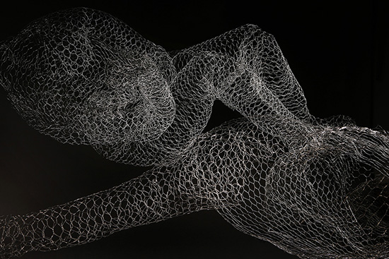 Ella Haataja ja Riika Vesakoivu: Ihmisyyden ääriviivat, 2015–2016, sekatekniikka, kuva: Minttu Ypyä