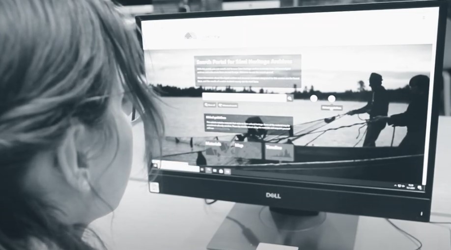 Kuvassa nainen katsoo tietokoneen näyttöä, jossa on esillä Nuohtti-hakupalvelu. 