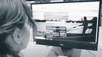 Kuvassa nainen katsoo tietokoneen näyttöä, jossa on esillä Nuohtti-hakupalvelu. 