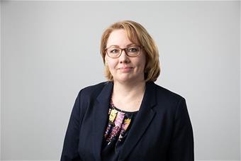 Puolipotretissa Satu Uusiautti