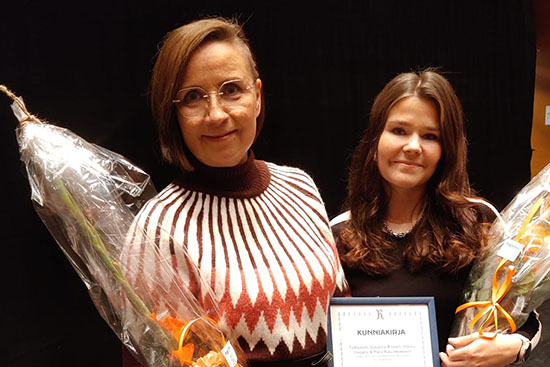 Kuvassa palkituista Susanna Rivinen ja Päivi Rasi-Heikkinen. 