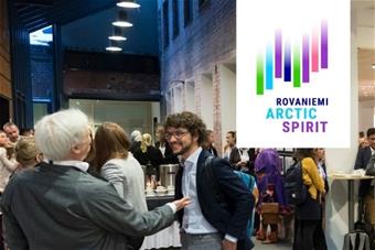 Konferenssivieraita verkostoitumassa kahvitauolla.