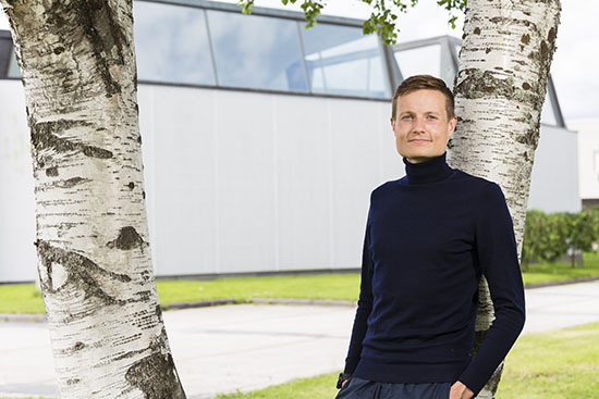 Kuvassa Lauri Palsa nojaa koivuun maakuntakirjaston pihalla. 