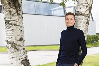 Kuvassa Lauri Palsa nojaa koivuun maakuntakirjaston pihalla. 