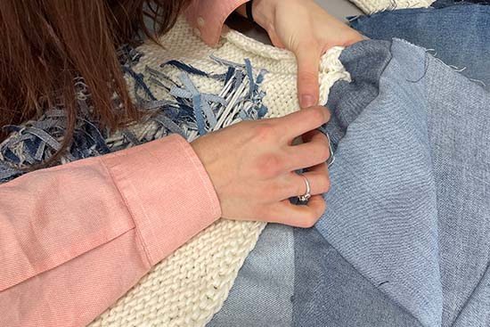 Ryhmä Acne ompelua_uutiskuva.jpg