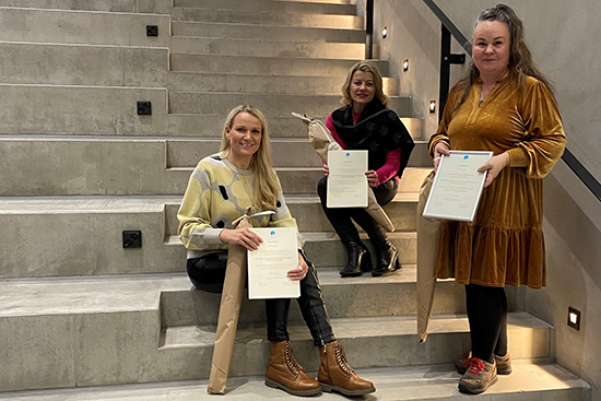 Kuvassa istumassa kiviportailla (vasemmalta oikealle) Marjaana Kangas, Solja Upola ja takana Heli Ruokamo