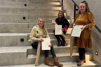 Kuvassa istumassa kiviportailla (vasemmalta oikealle) Marjaana Kangas, Solja Upola ja takana Heli Ruokamo