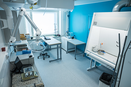 Kaappeja ja laboratorion analysointilaitteistoa.