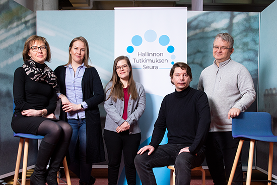 Kuvassa (vasemmalta oikealle) Jaana Leinonen, Riikka Kangas, Henna Nurmi, Ville Kivivirta ja Jyrki Paukku.