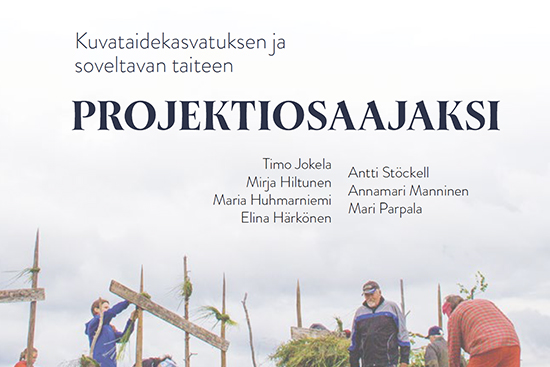 Osa kirjan kansikuvasta, jossa kirjan nimi (Kuvataidekasvatuksen ja soveltavan taiteen projektiosaajaksi) sekä ihmisiä tekemässä rakennelmia kasveista, laudoista ja heinäseipäistä.