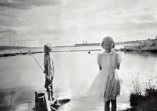 Rovaniemen Veljeskodin ja Lapin yliopiston opiskelijoiden yhteisötaideprojekti: Veteraani Vilho Rautamäen lapset leikkimässä Valjaskosken rannassa.