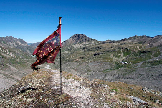 Kuvassa Maria Huhmarniemen taideteos: lippu vuoristossa. 