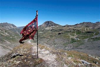 Kuvassa Maria Huhmarniemen taideteos: lippu vuoristossa. 