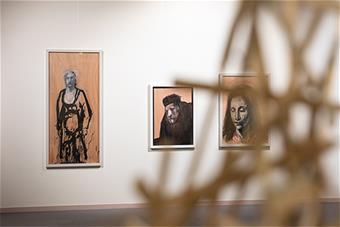 Kuutti Lavosen teoksia seinällä ja Tom Ebgblomin teos etualalla