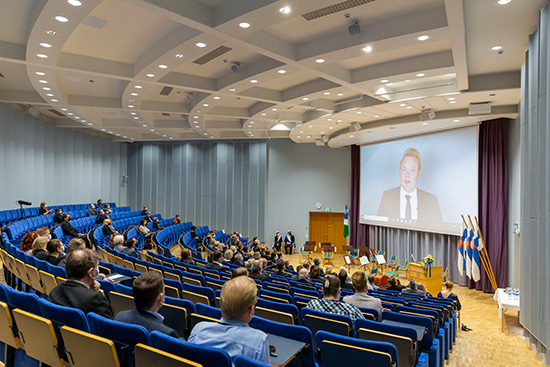 Lapin yliopiston lukuvuoden avajaisten yleisöä seuraamassa tiede- ja kulttuuriministeri Antti Kurvisen videotervehdystä.