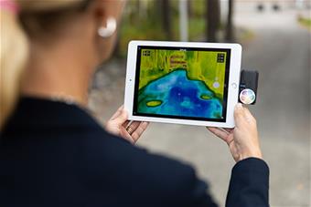 Henkikö tutkii tabletin avulla kasvien haihdutusta.