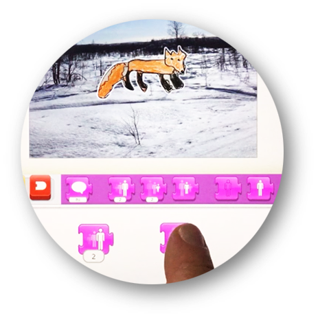 Scratch Junior ohjelmointiympäristön käyttöä. Ipadin näytöllä kuva ketusta ja sormi mainamassa hallitapainikkeita.