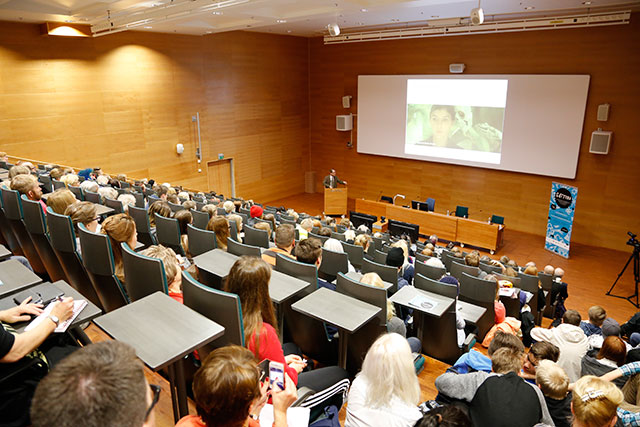 Yleisöä Timo Partosen Sattuma ja rakastuminen -luennolla Lapin yliopiston Asko ja Esko -salissa.