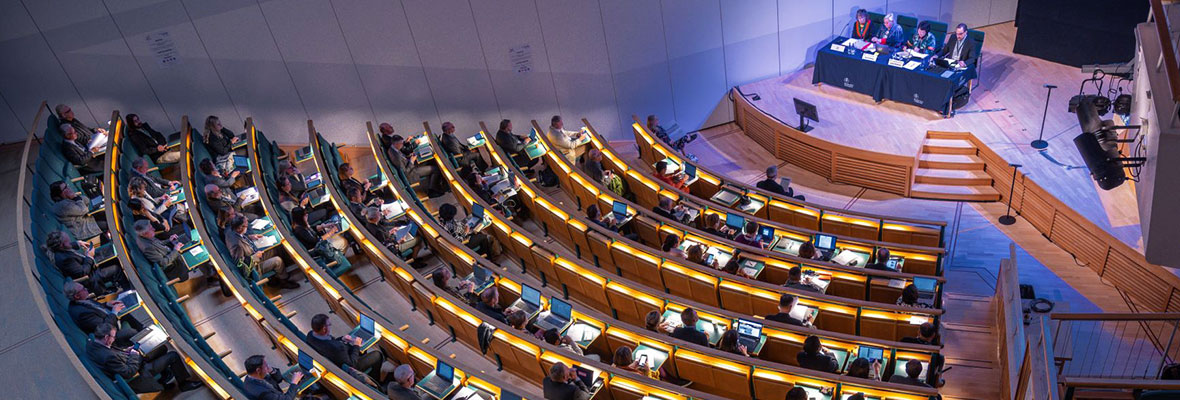 Ihmisiä auditoriossa osallistumassa UArcticin kokoukseen.