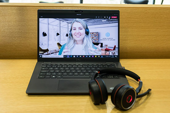 Kuvassa läppäri ja headset, ruudulla näkyy teams-keskustelija.  