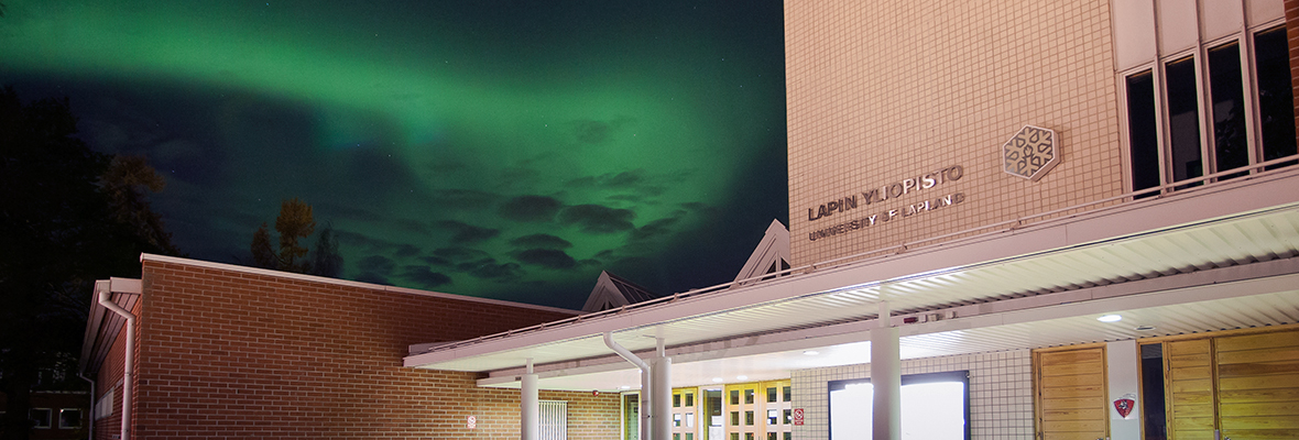 Kuvassa Lapin yliopiston pääovien päällä leiskuvat revontulet. Strategiasta kertovalle verkkosivulle.