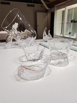 Väre, protestilasi perinnekäsitöiden puolesta. Design Topi Juusola / 2020 / Nyplätyt pitsit: Sirpa Juusola. Kuva: Topi Juusola.