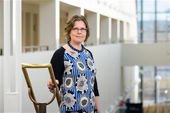 Arktisen geopolitiikan ja turvallisuuden tutkimusprofessori Sanna Kopra Arktisessa keskuksessa.