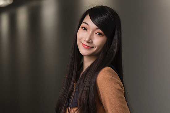 Kuvassa Hong Li hymyilee.