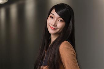 Kuvassa Hong Li hymyilee.