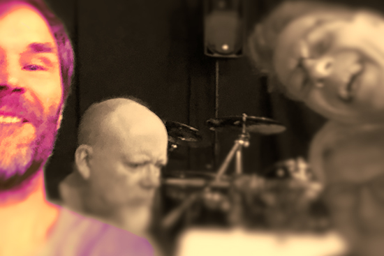 Kuvassa Jari Rinne The Skeletles -yhtyeen kanssa, taustallaan rummut.