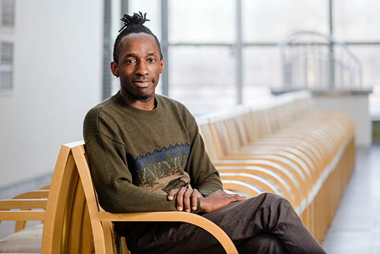 Kuvassa Ayonghe Akonwi Nebasifu istuu Arktikumin lasiputkessa.