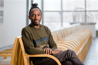 Kuvassa Ayonghe Akonwi Nebasifu istuu Arktikumin lasiputkessa.