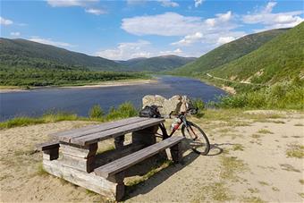 Testipyöräilijöiden taukopaikka Tenojoen varrella. 