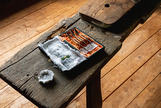 Ritva Jääskeläisen teokset Isoisän taskukello ja Perintö aseteltuina patinoituneelle puiselle penkille. Kuva: Inka Holck.