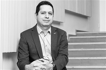 Mustavalkoinen puolipotretti Garcia-Rosellista, taustalla portaikko.