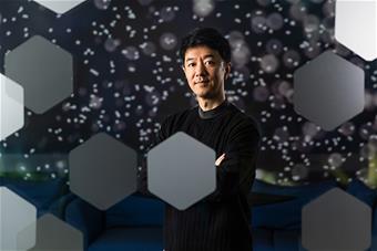 Muotokuva Kiwoong Namista kädet ristissä rinnalla. Kuva: Ville Rinne.