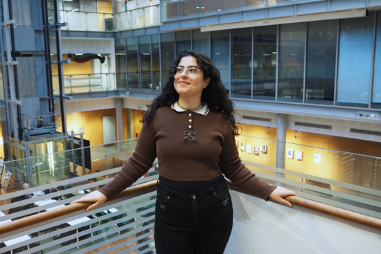 Ezgi Tanriverdi nojaa porraskaiteeseen Lapin yliopiston taiteiden tiedekunnassa.