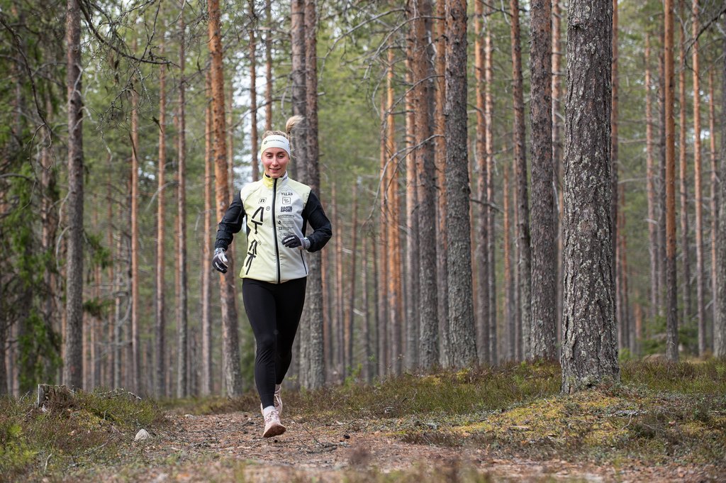 "Nainen juoksee metsässä."