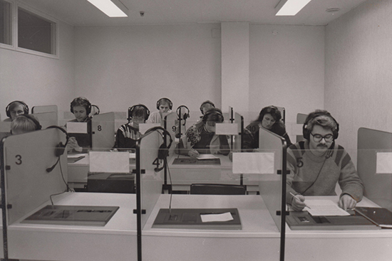 Opiskelijoita kielistudion opiskelukopeissa 1980-luvun lopussa.