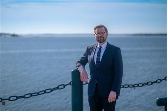 Sami Pekola seisoo Tornionjoen rannalla. Kuva: Pauli Maronen.