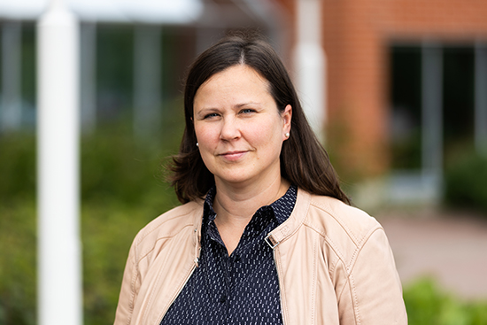 Katja Karjalainen seisoo Lapin yliopiston edustalla.