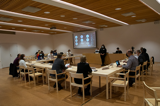 Seminaariosallistujia osa paikan päällä ja osa etäyhteydellä. 