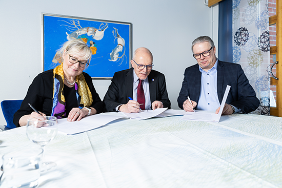 Rehtori Riitta Rissanen, hyvinvointialuejohtaja Jari Jokela ja hallintojohtaja Ari Konu allekirjoittavat kumppanuussopimuksen. 