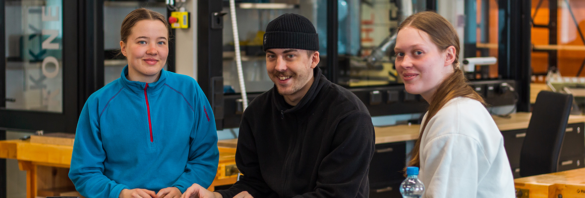 Kasvatustieteiden tiedekunnan opiskelijoita luokkatilassa