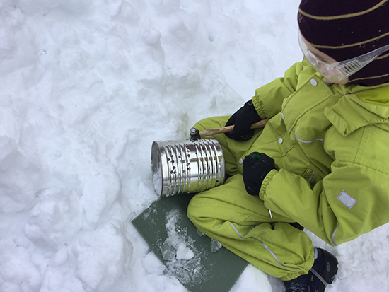 Koululaiset pääsivät itsekin nikkaroimaan käsityön yhteistyöprojektissa.