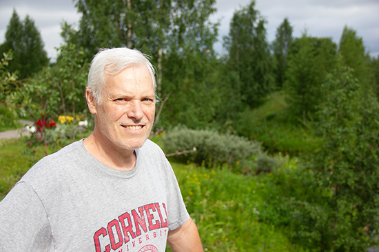 John Moore kuvattuna Arktikum-taloa ympäröivässä puutarhassa.