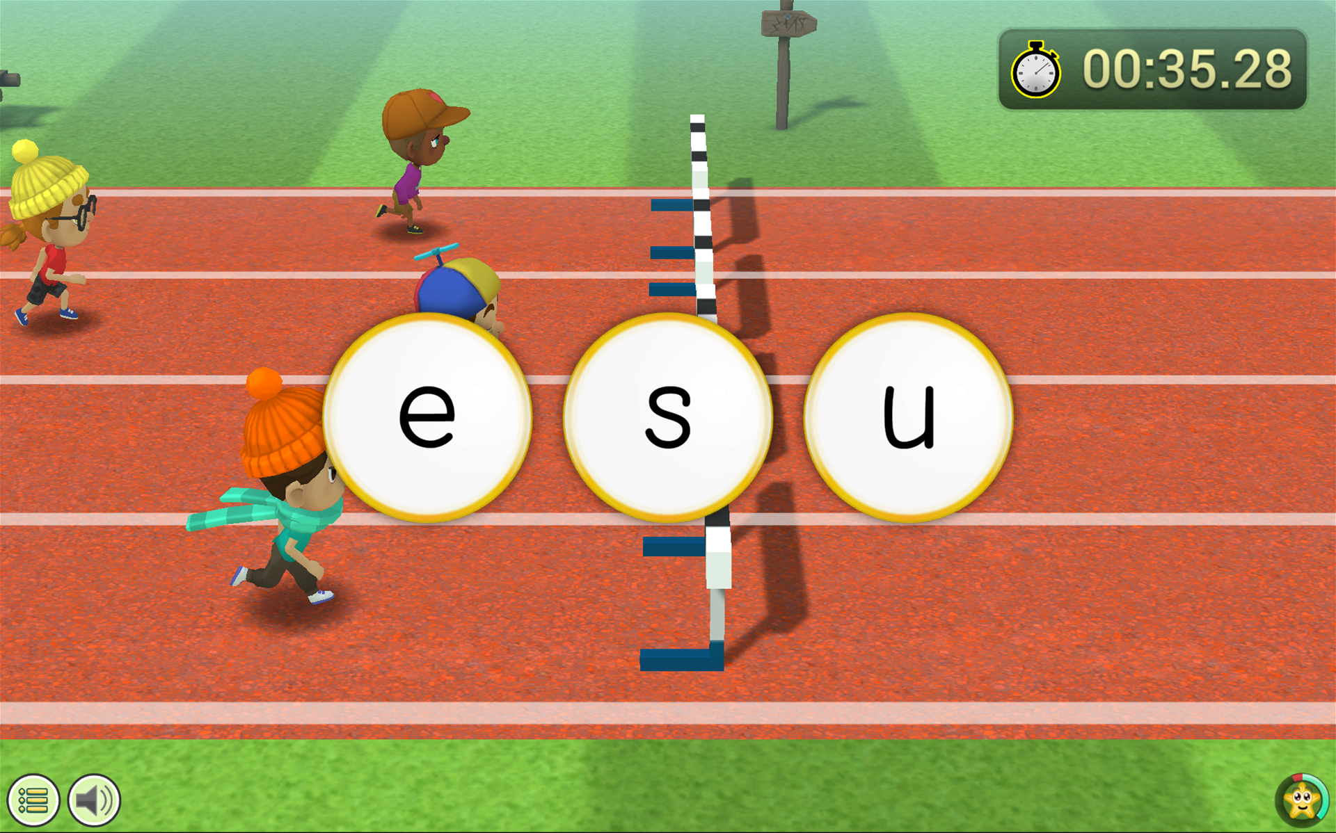 Pelihahmot juoksevat kilparadalla, näkyvissä kirjaimia. 