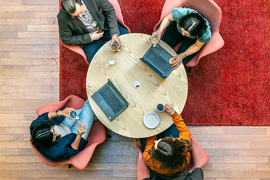 Henkilöitä pyöreän pöydän ääressä opiskelemassa.